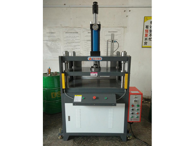  油压模切机
